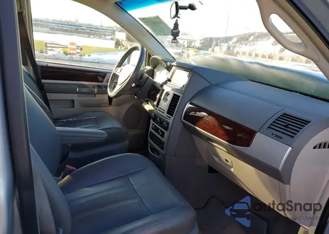 2010 Chrysler Town & Country Touring z USA, uszkodzony, nr VIN 2A4RR5D17AR468080